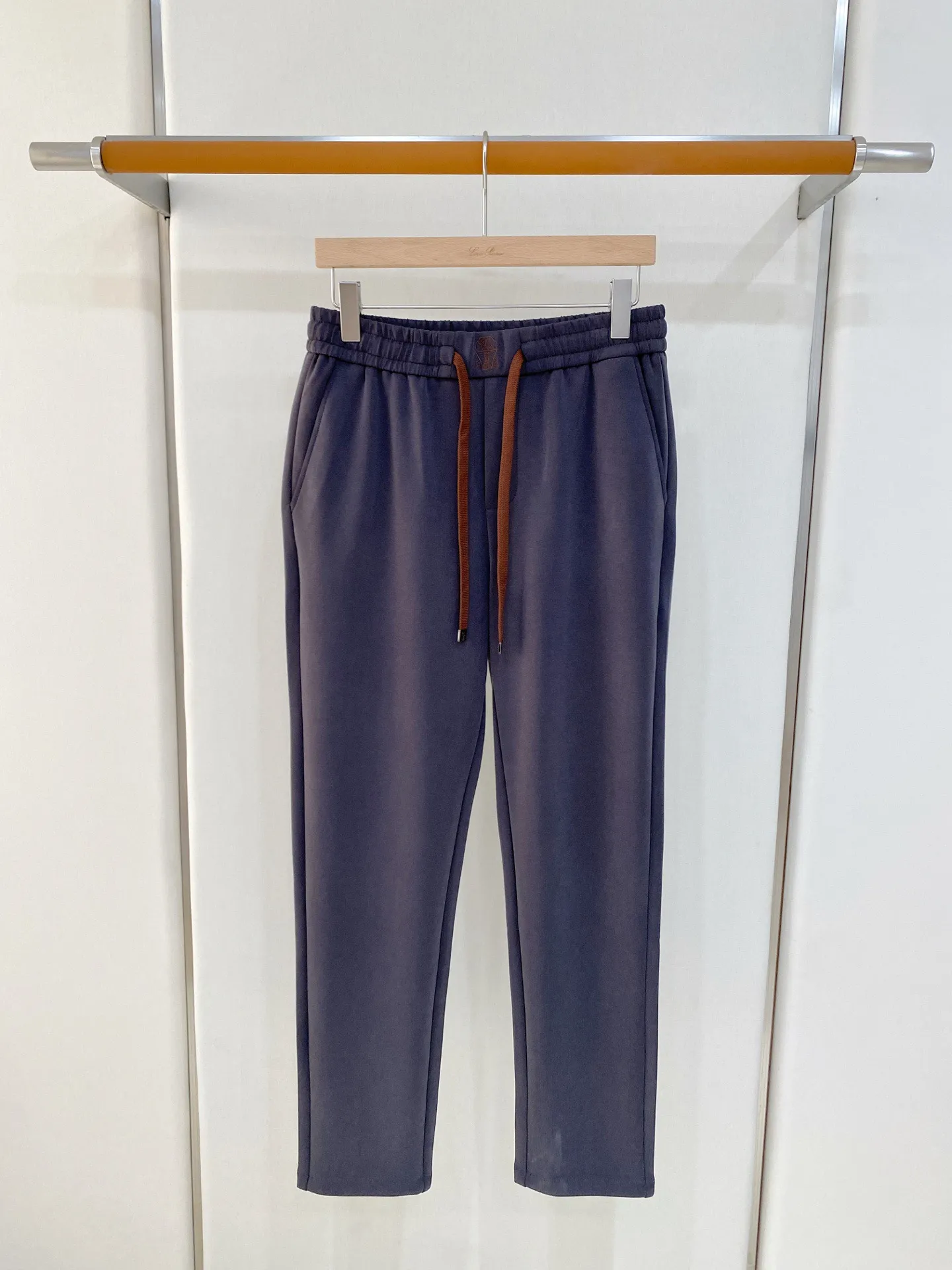 BC 2026 Autumn and Winter New Arrival fabric Fabric: High-quality sand-washed cupro silk fabric, with delicate touch, drape and wrinkle resistance, and the upper body is crisp and comfortable. Style: Straight cut with contrasting color drawstring elastic waist, simple small logo, diagonal pockets, loose fit and flattering leg shape. Color: Four colors: gray blue, coffee, navy blue, and black. The tone is calm and soft, suitable for many types of wear. Sizes:M-4XL